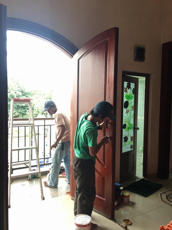 PERBAIKAN DAN PENGECATAN PINTU RUMAH BPK AHMAD DAMKAR
