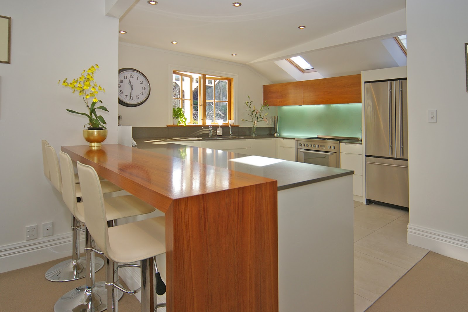 meja BAR dan meja KASIR / KANTOR